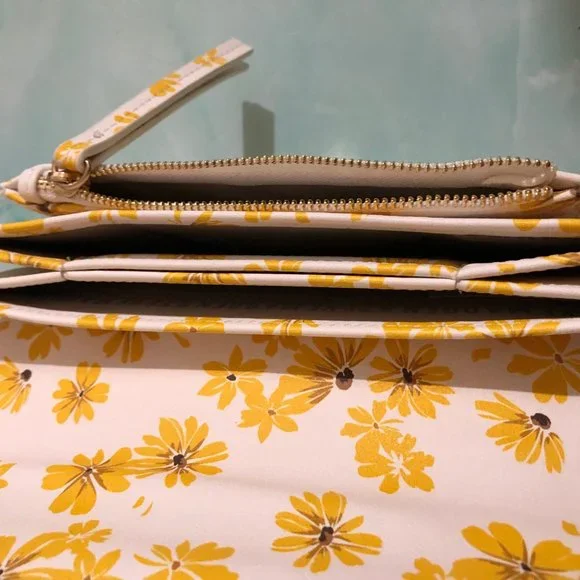 Flap Wristlet STEVE MADDEN Beautiful Yellow Floral & Functionality - Picture 6 of 16